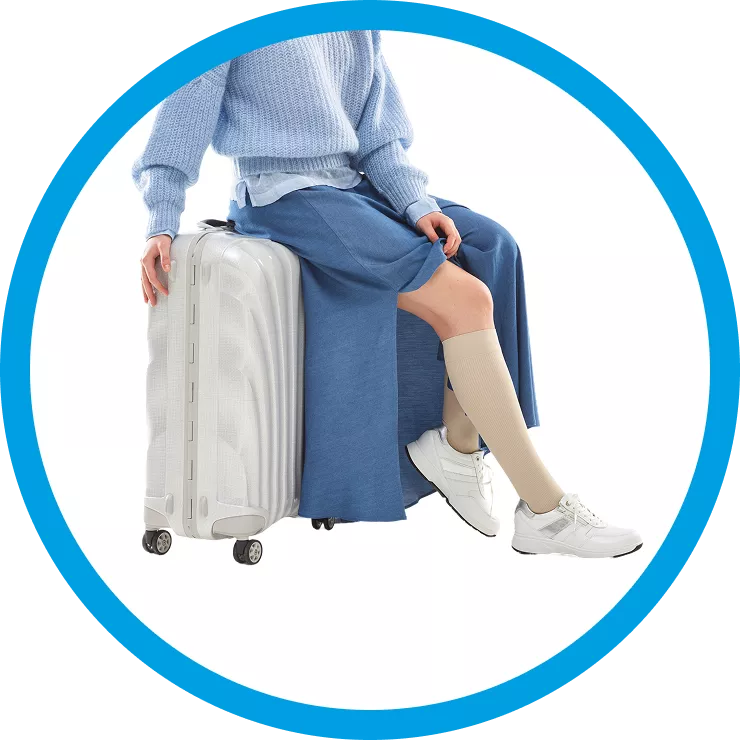 Femme assise sur une valise